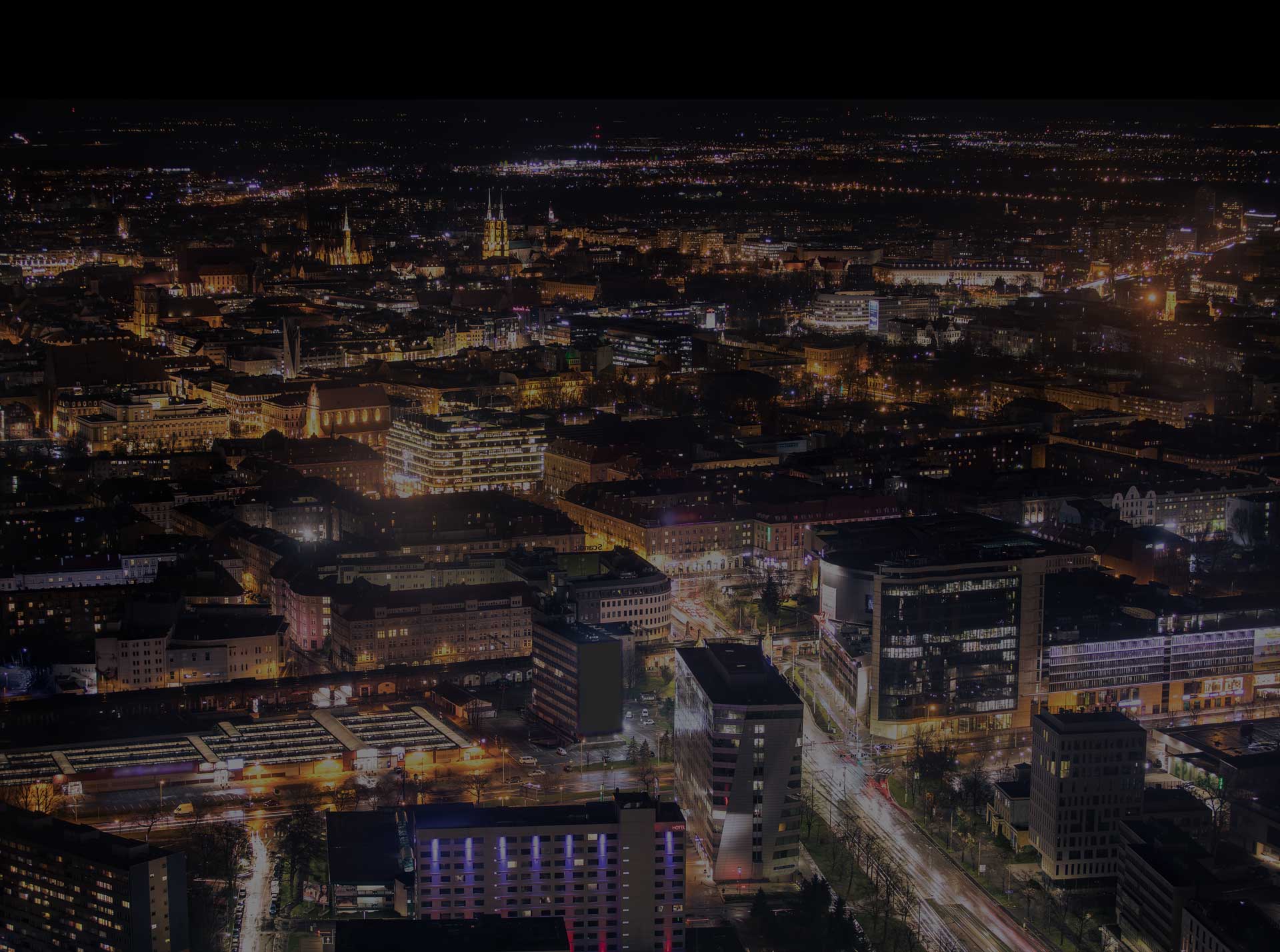 Wrocław nocą z lotu ptaka, miasto w którym działa grupa